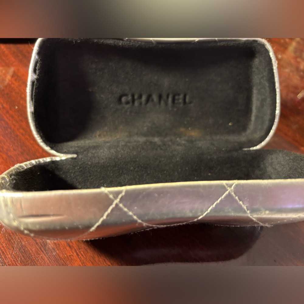 CHANEL VINTAGE 2000 SILVER METALLIC QUILTED PATTERN GLASSES CASE GUC - Picture 3 of 3